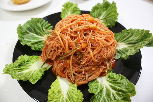 입맛 확 잡아주는~~봄동 비빔국수