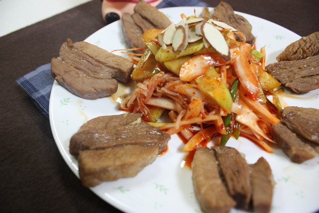 식초 없이도 맛있는 ~~통삼겹 숙주 오미자초무침.